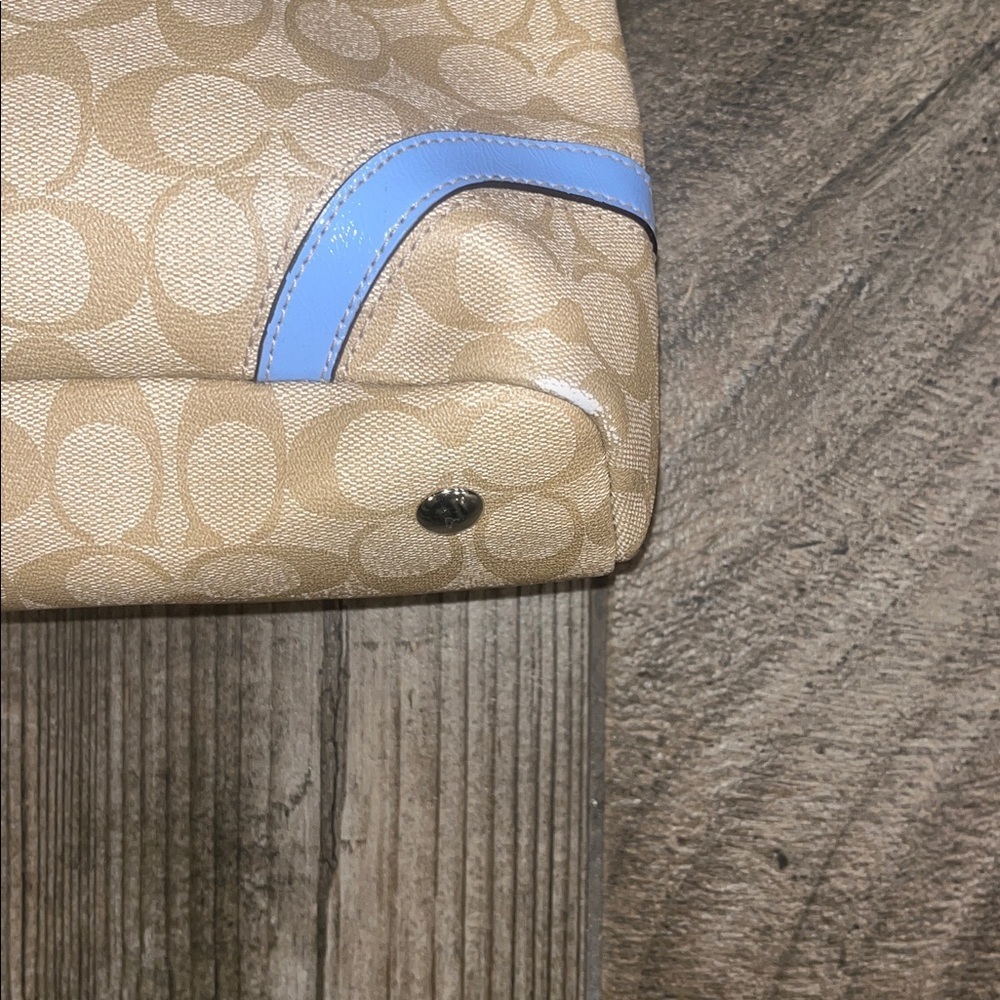 Coach logo canvas Beige and Light Blue Shoulder Bag needs cleaning. W/ dust bag - Picture 9 of 10
